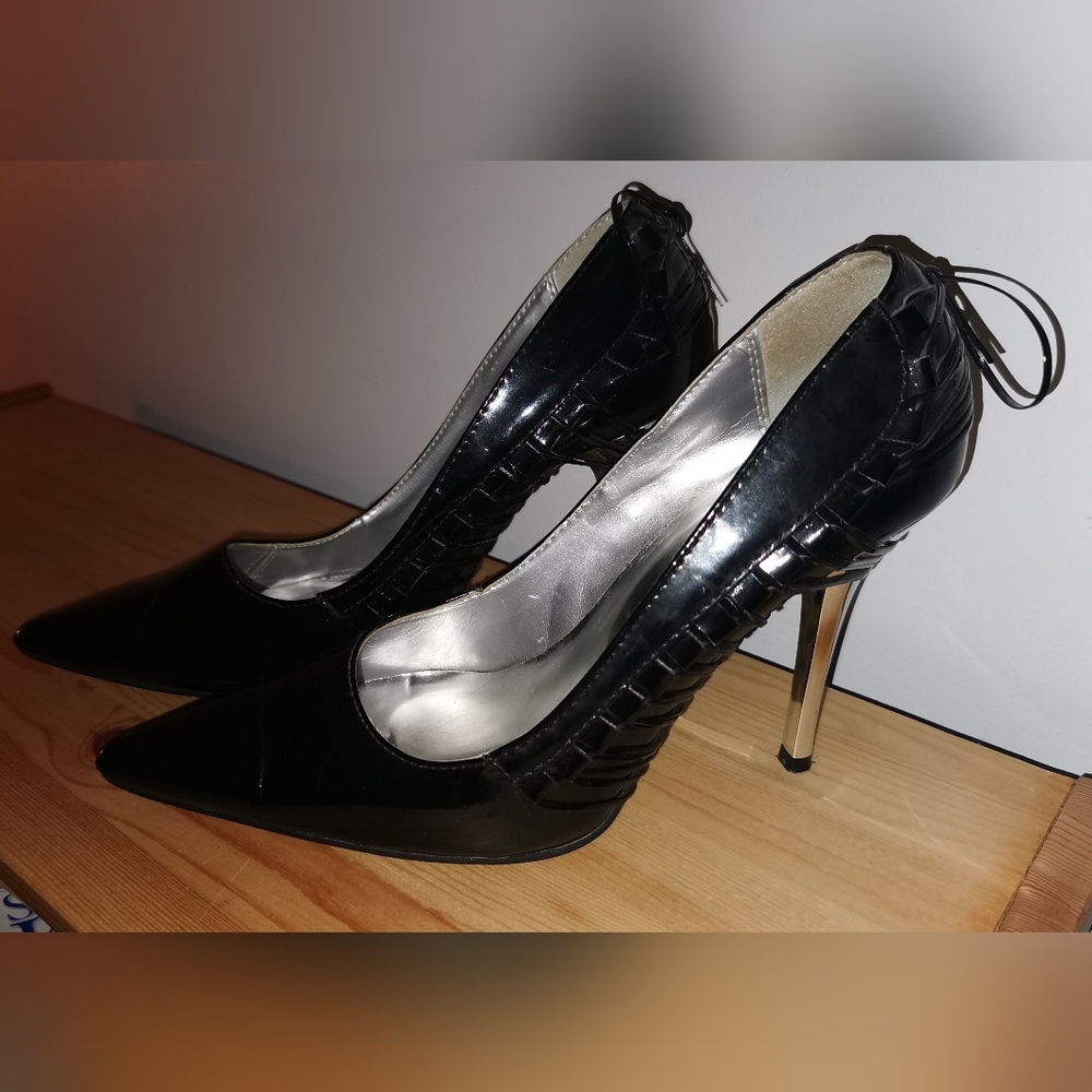 Delicious patent leather pumps with corset detail size. 9